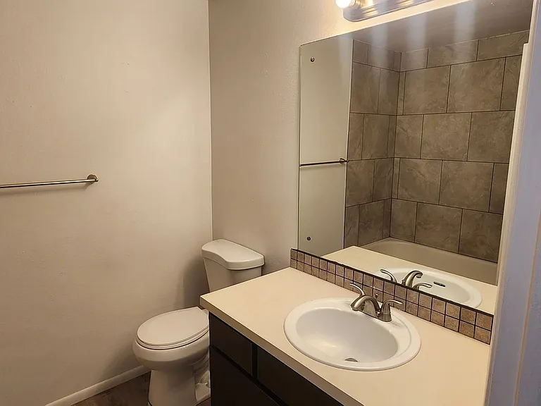 504 N Walker St #3 — Photo 8