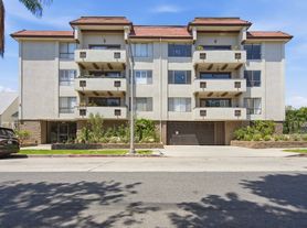 853 S Le Doux Rd, Los Angeles, CA