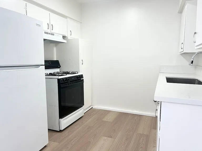 Bright 2 bed 1 bath in Pacific Beach — Photo 7