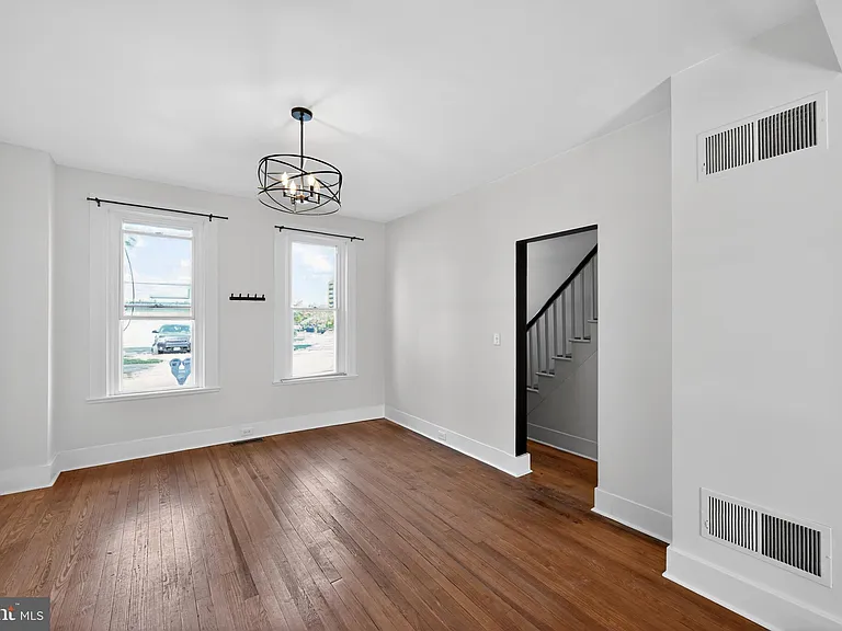 153 N Queen St — Photo 12