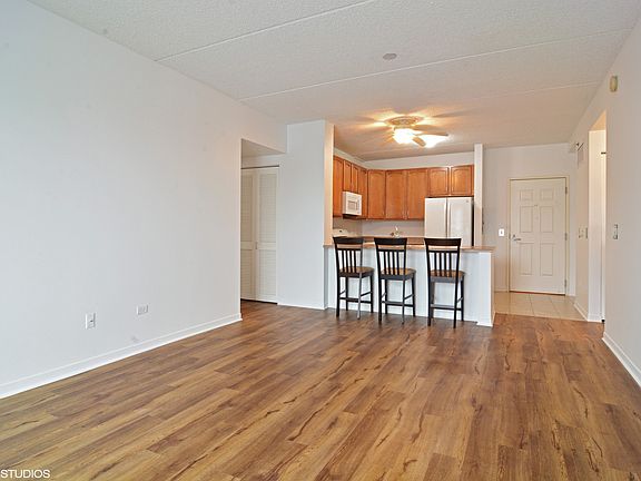 2nd image of 2335 W Belle Plaine Ave APT 218