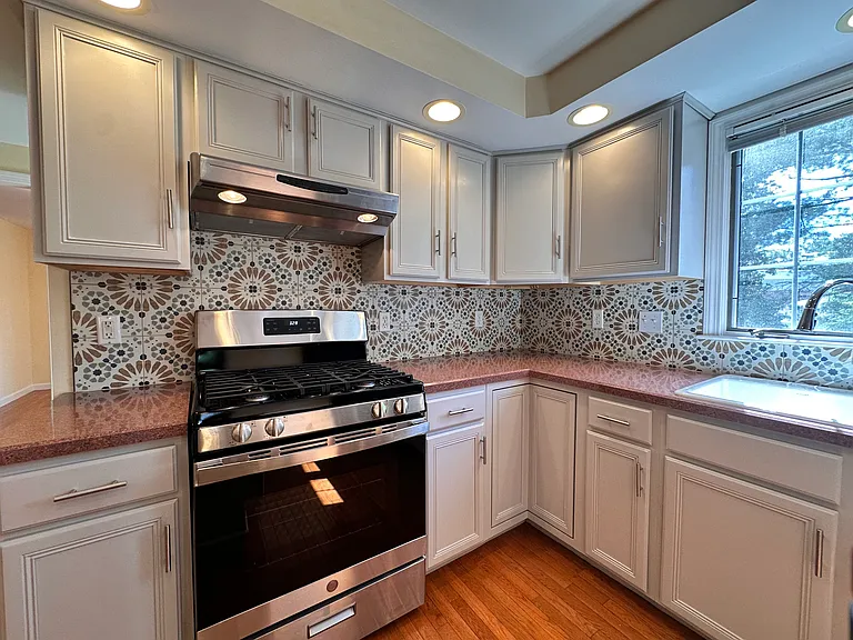 322 Lowell St — Photo 7
