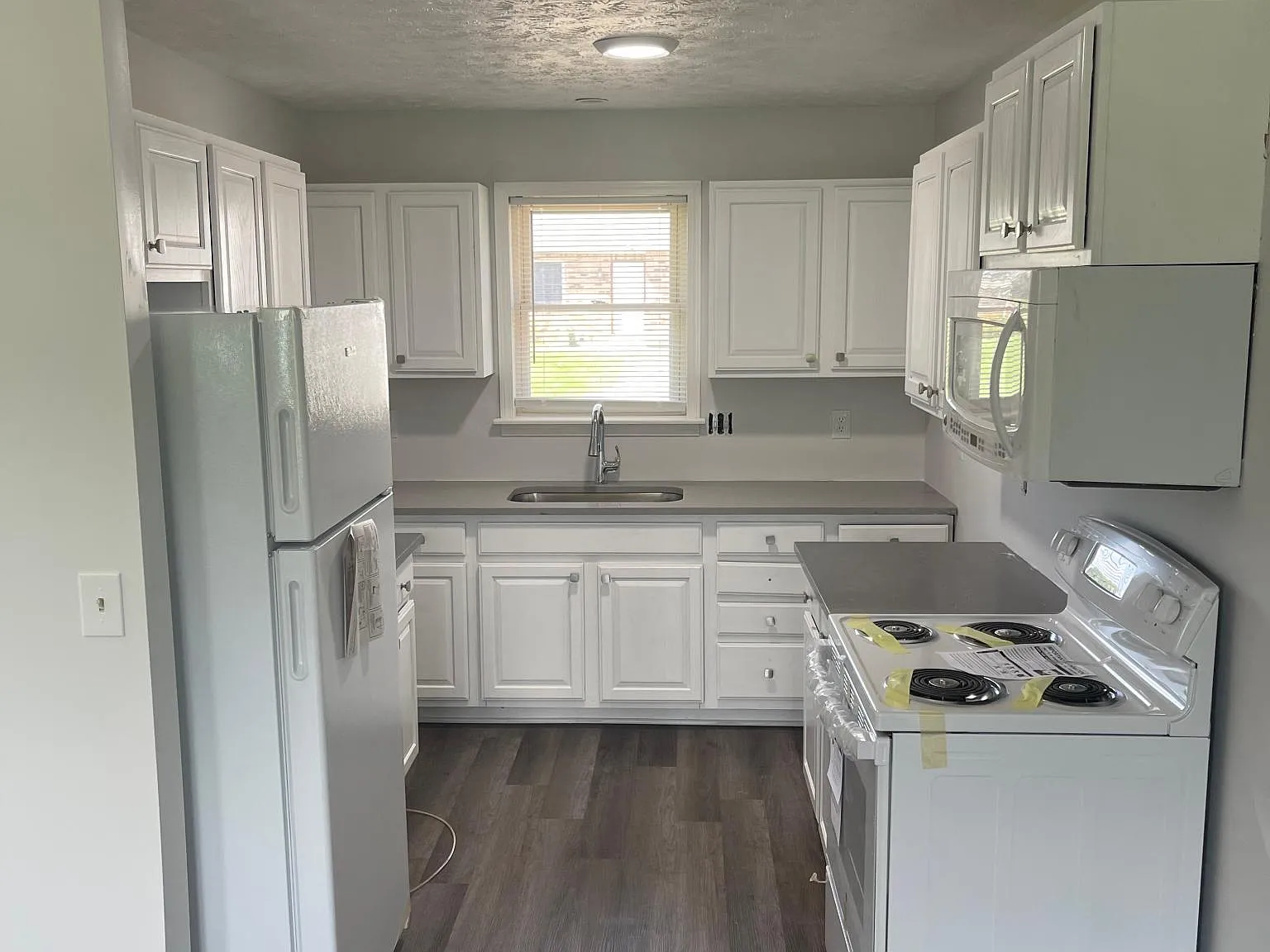 3 bed, 1000 sqft, $1,300 — Photo 3