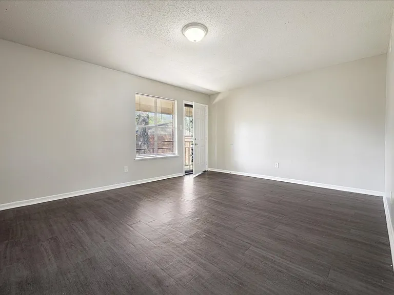 Holmes Pointe Apartments — Photo 20