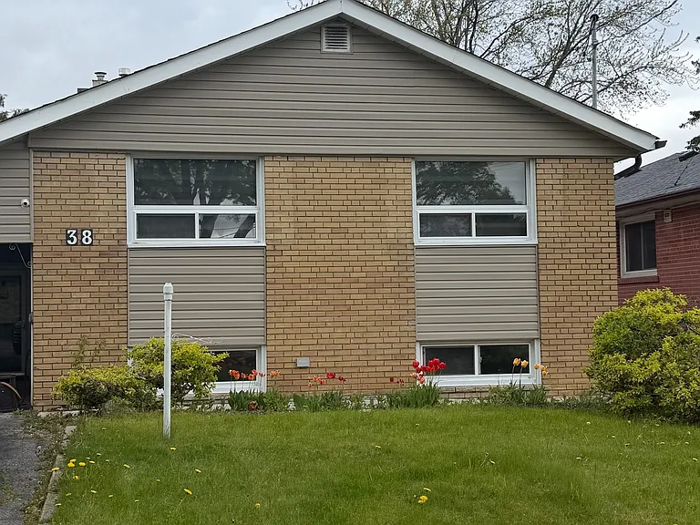 38 Westhumber Blvd E — Photo 1