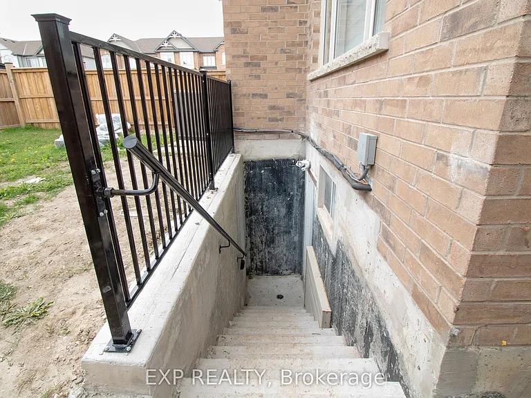55 William Dunlop St #LOWER — Photo 11