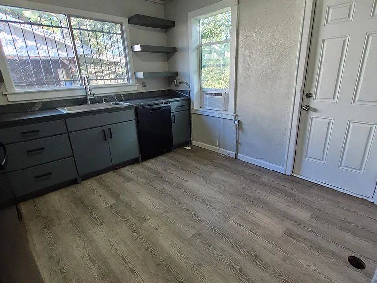1005 W Saint Louis St — Photo 3