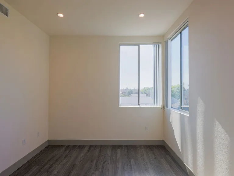 1208 W 25th St — Photo 30