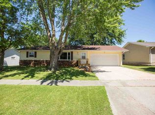 5845 Applewood Dr, Waterloo, IA 50701