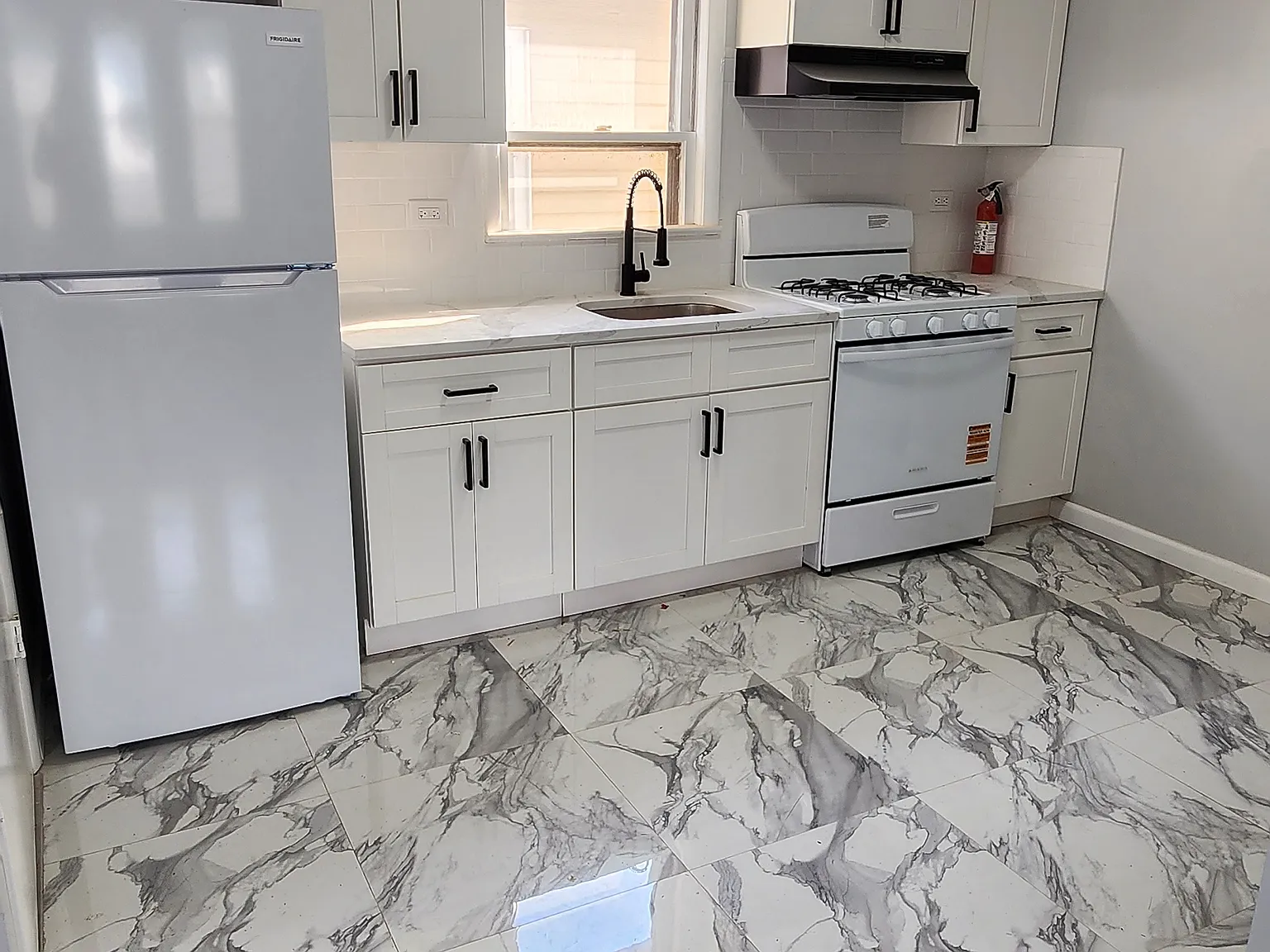 3 bed, 950 sqft, $2,900 — Photo 3