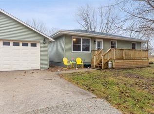 14 B Ave, Newhall, IA 52315