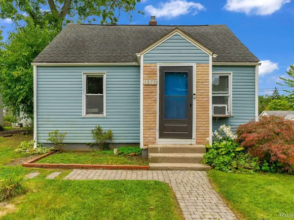 1079 Lakeview St, Waterford, MI 48328