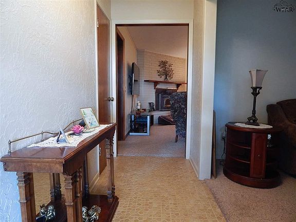 3rd image of 914 Mimosa St