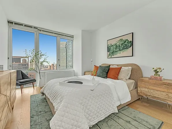 43-22 Queens St, Long Island City, NY