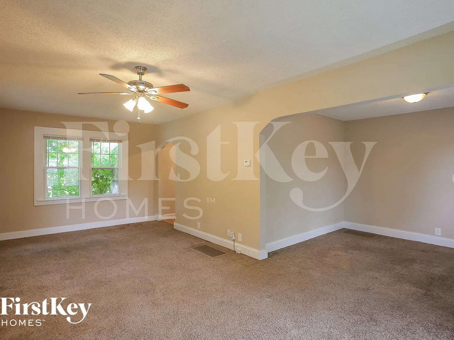4 bed, 1.0 bath, 2304 sqft, $2,010 — Photo 4