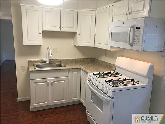 2nd image of 148 Oakdale Vlg