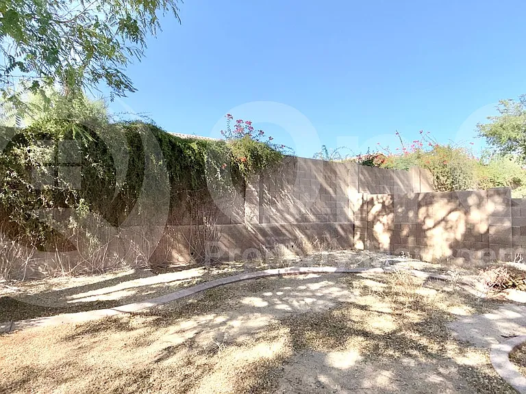 2222 W Mark Ln — Photo 4