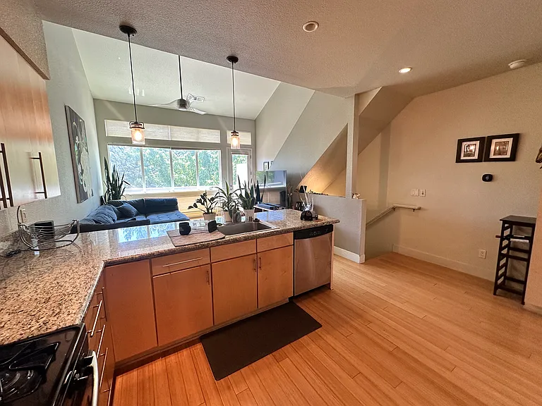 375 Pine St — Photo 9