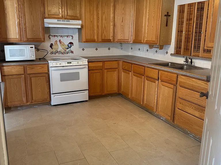 2400 Avonhill Dr — Photo 2
