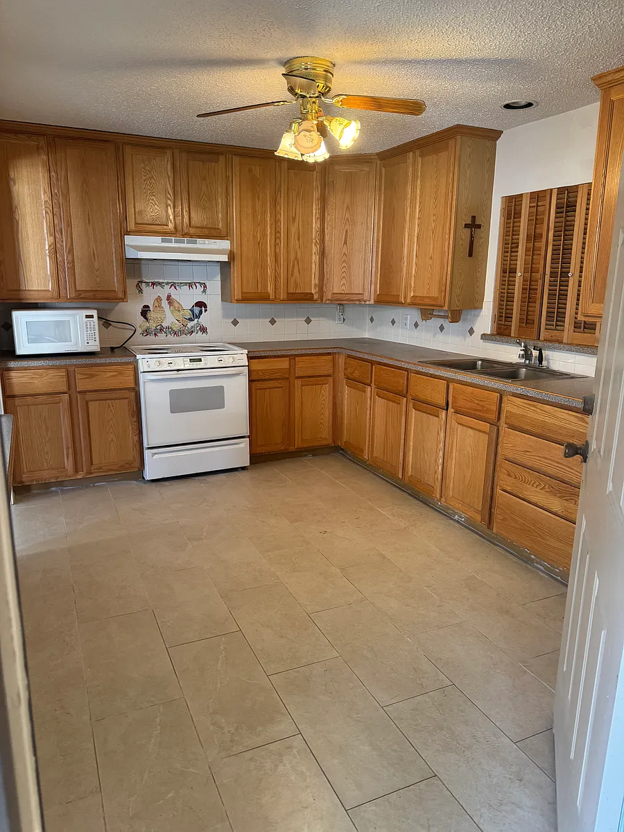 Building Photo - 2400 Avonhill Dr