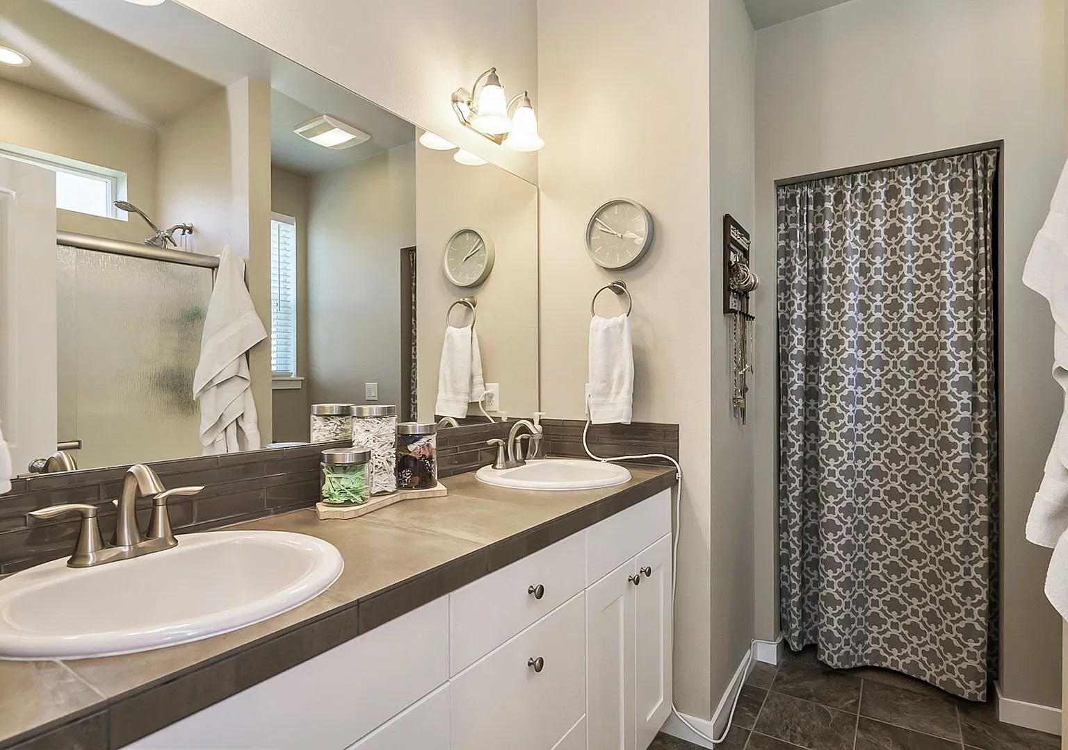 Stunning 4 bedroom home with an office, fenced yard, and farmhouse accents throughout. — Photo 3