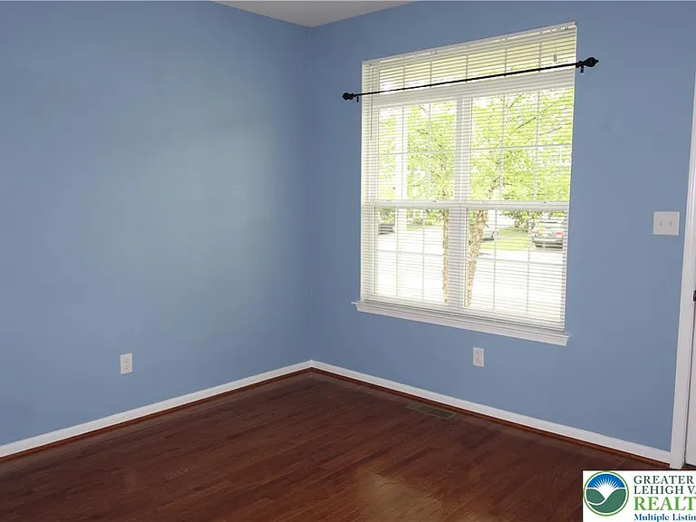 1033 King Way — Photo 5