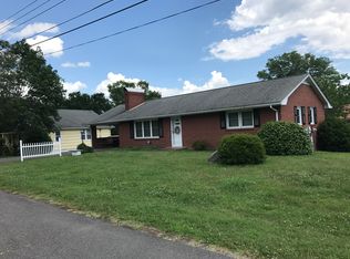 124 Cabin Ln, Mount Airy, NC 27030