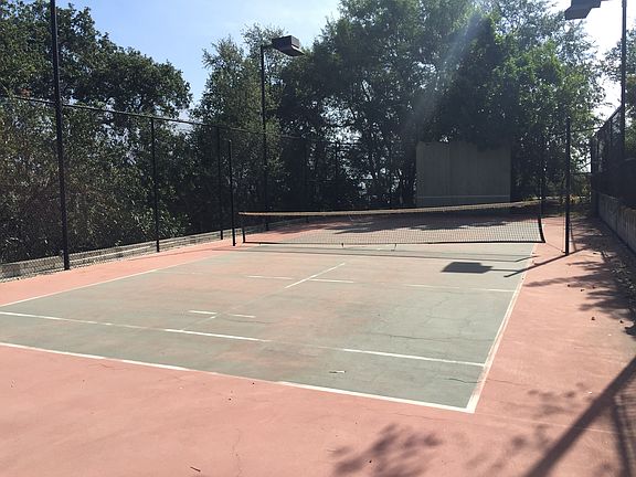 5th image of 645 Hillcrest Ave