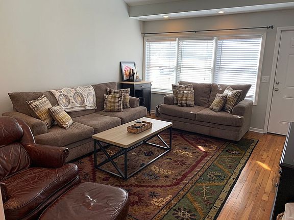 Living rm w/ vaulted ceiling