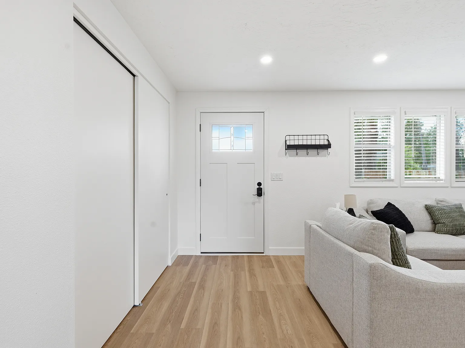 2 bed, 960 sqft, $2,100 — Photo 2