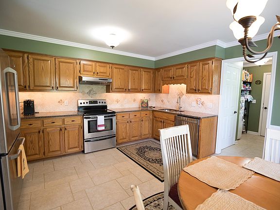 5th image of 411 Adeline Dr
