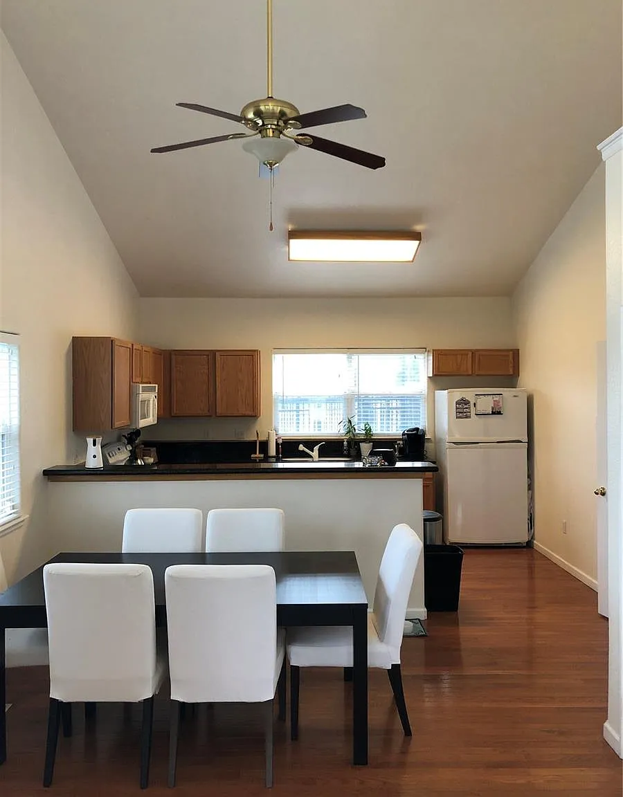 2 bed, 2.0 bath, 1300 sqft, $2,195 — Photo 3