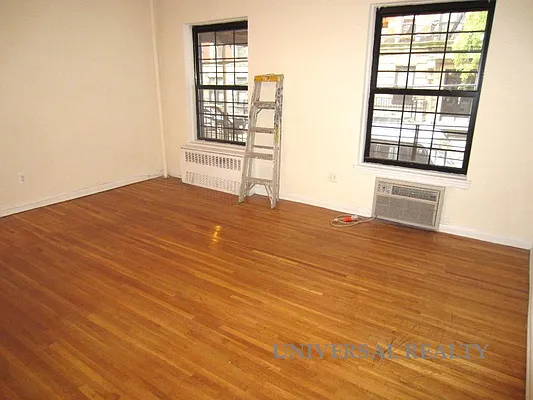 Rented by Universal Realty Group | media 25