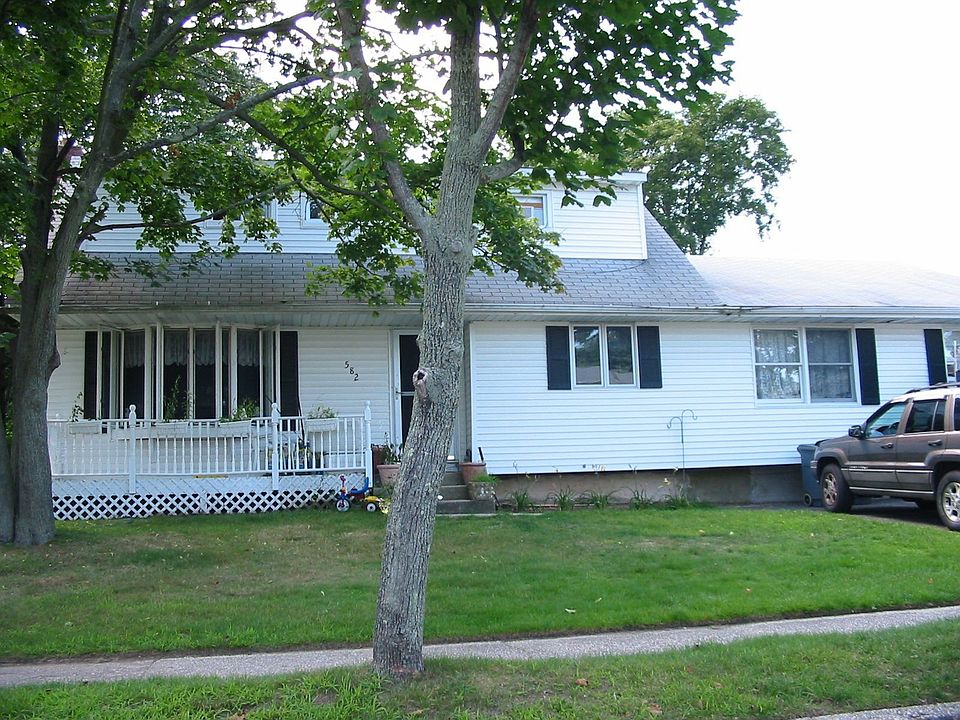 1st image of 582 Everdell Ave