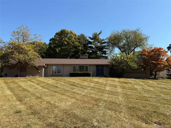 1929 Bayou Dr, Bloomfield Hills, MI 48302