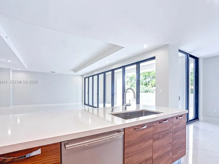718 Valencia Ave #202 — Photo 11