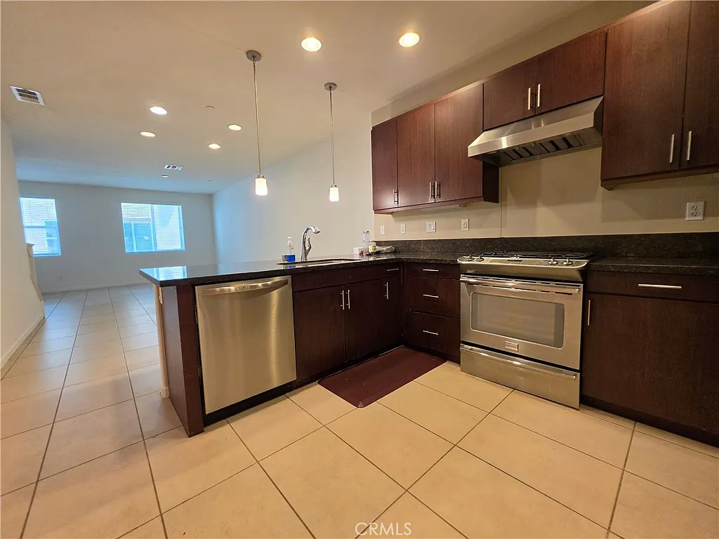 3 bed, 1770 sqft, $3,800 — Photo 2