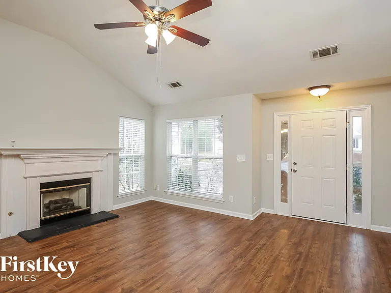 900 Charleston Ct — Photo 4