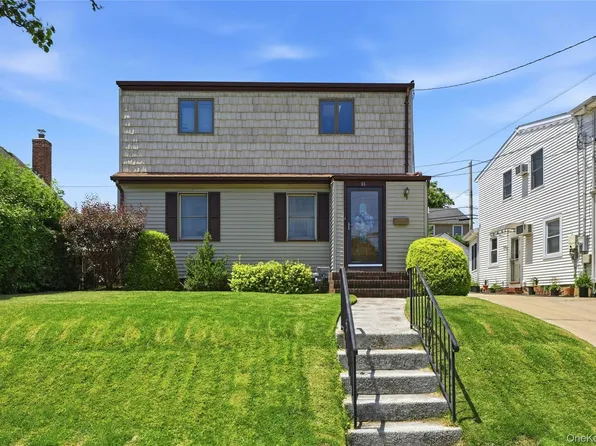 65 Moore Street, New Hyde Park, NY 11040