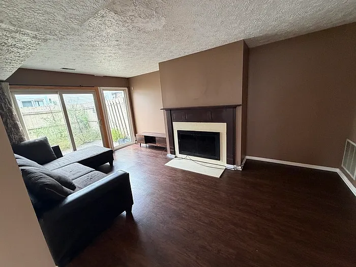 2 bed, 2.5 bath, 1294 sqft, $1,350 — Photo 4