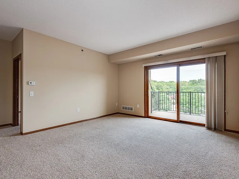 Oaks Glen Lake Apartments — Photo 7