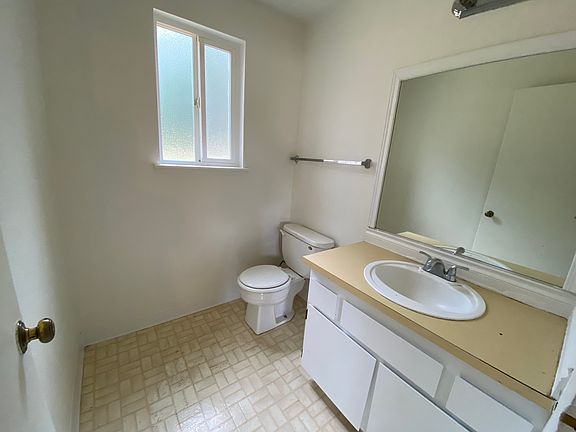 5th image of 1727 SE Blairmont Dr