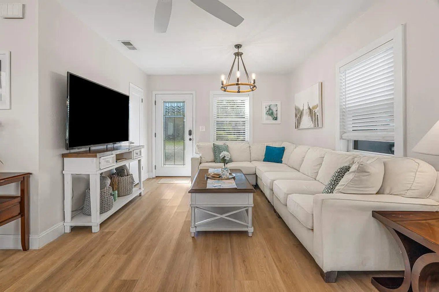 4 bed, 2.0 bath, 2647 sqft, $9,150 — Photo 1