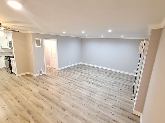 2nd image of 13813 Oxnard St APT 208