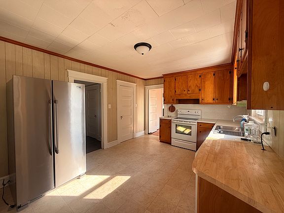 3rd image of 135 Hampton Hall Rd
