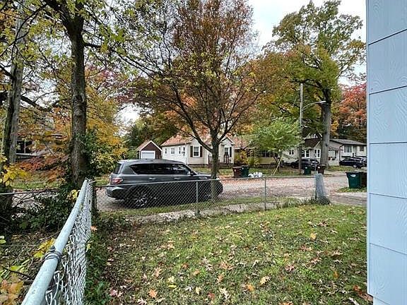 4th image of 717 Leslie St