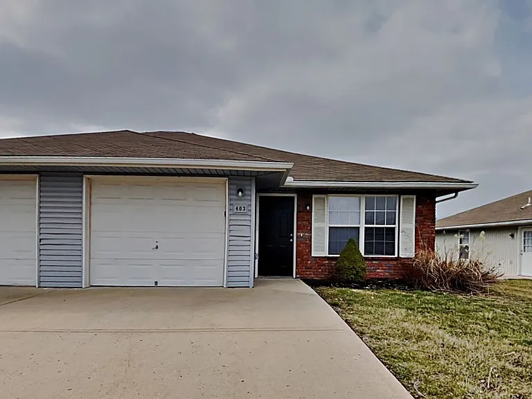 403 NW Woodbury Dr — Photo 1