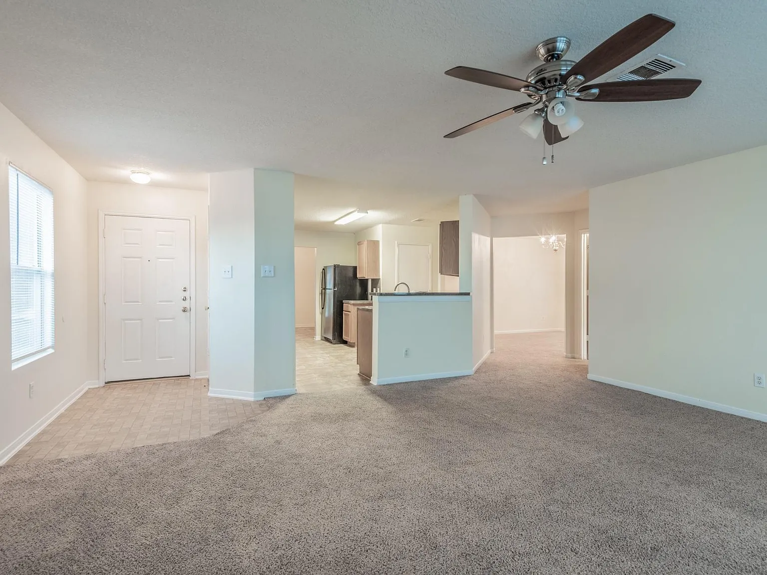 5 bed, 2.5 bath, 2700 sqft, $1,950 — Photo 3