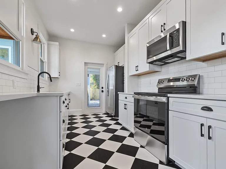 905 E Saint Clair St — Photo 7