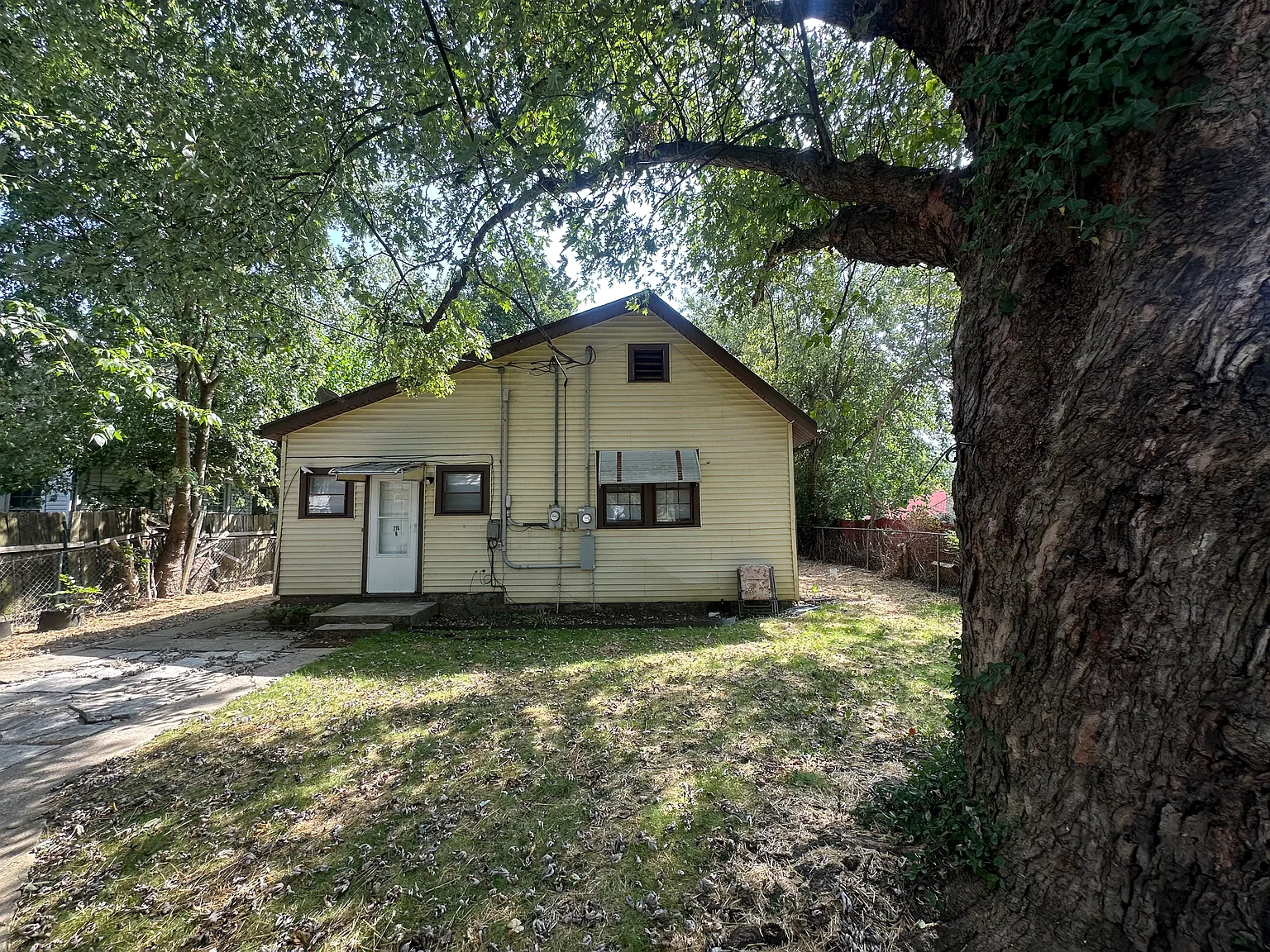 218 Holmes Street — Photo 4